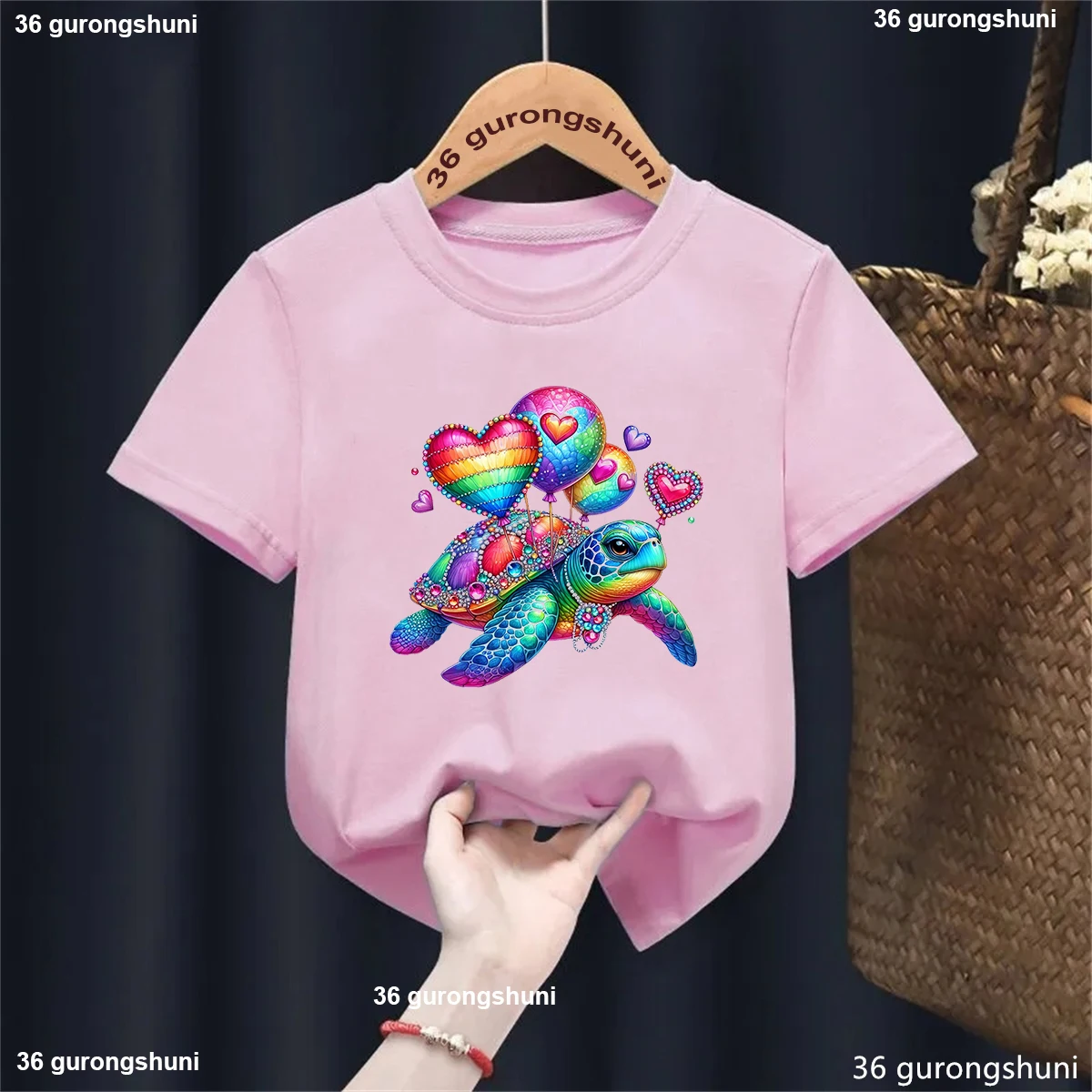 Camiseta infantil con estampado de tortugas arcoíris y globos de amor - imagen 4