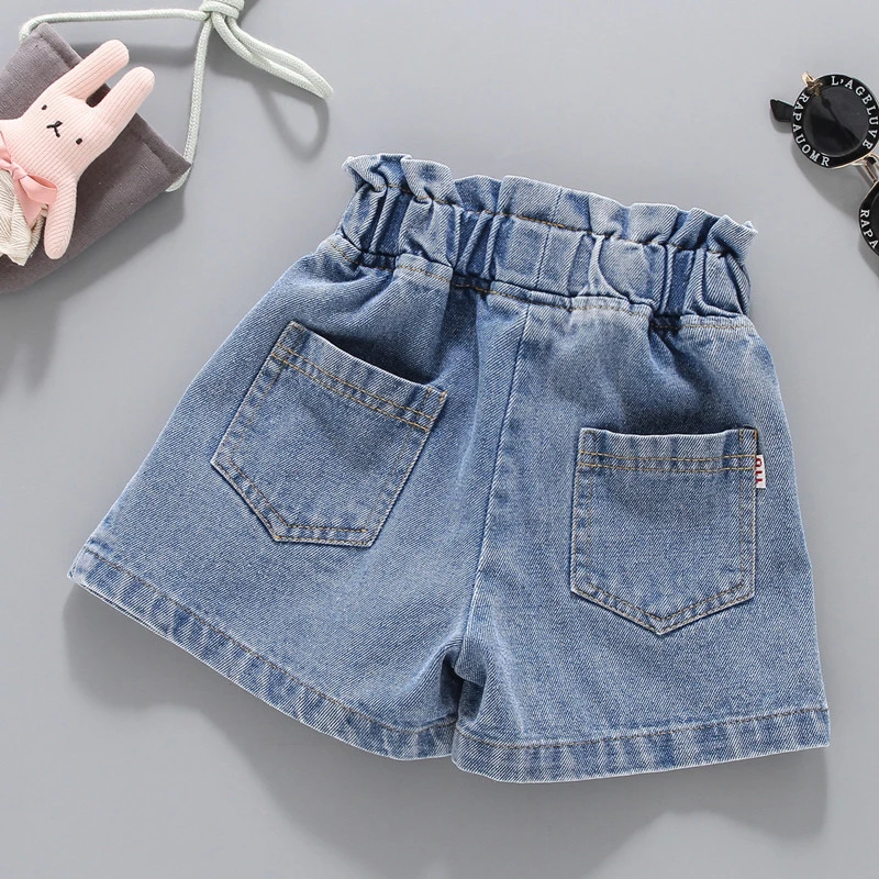Pantalones cortos de mezclilla niña puestos