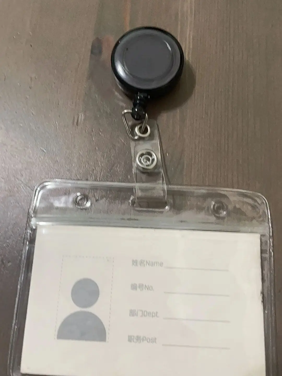 Portacredenciales retráctil transparente con cordón para exteriores - imagen 4