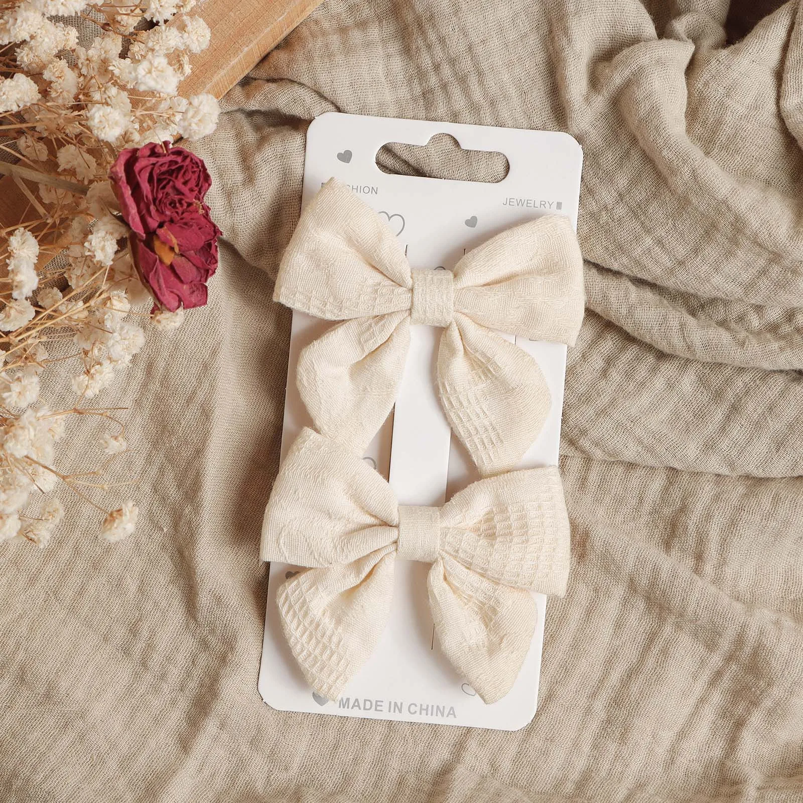 Detalle del bordado en tono beige