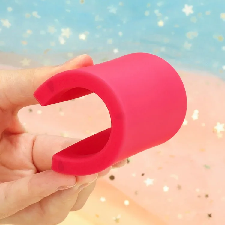 Bebé jugando con las piezas de silicona