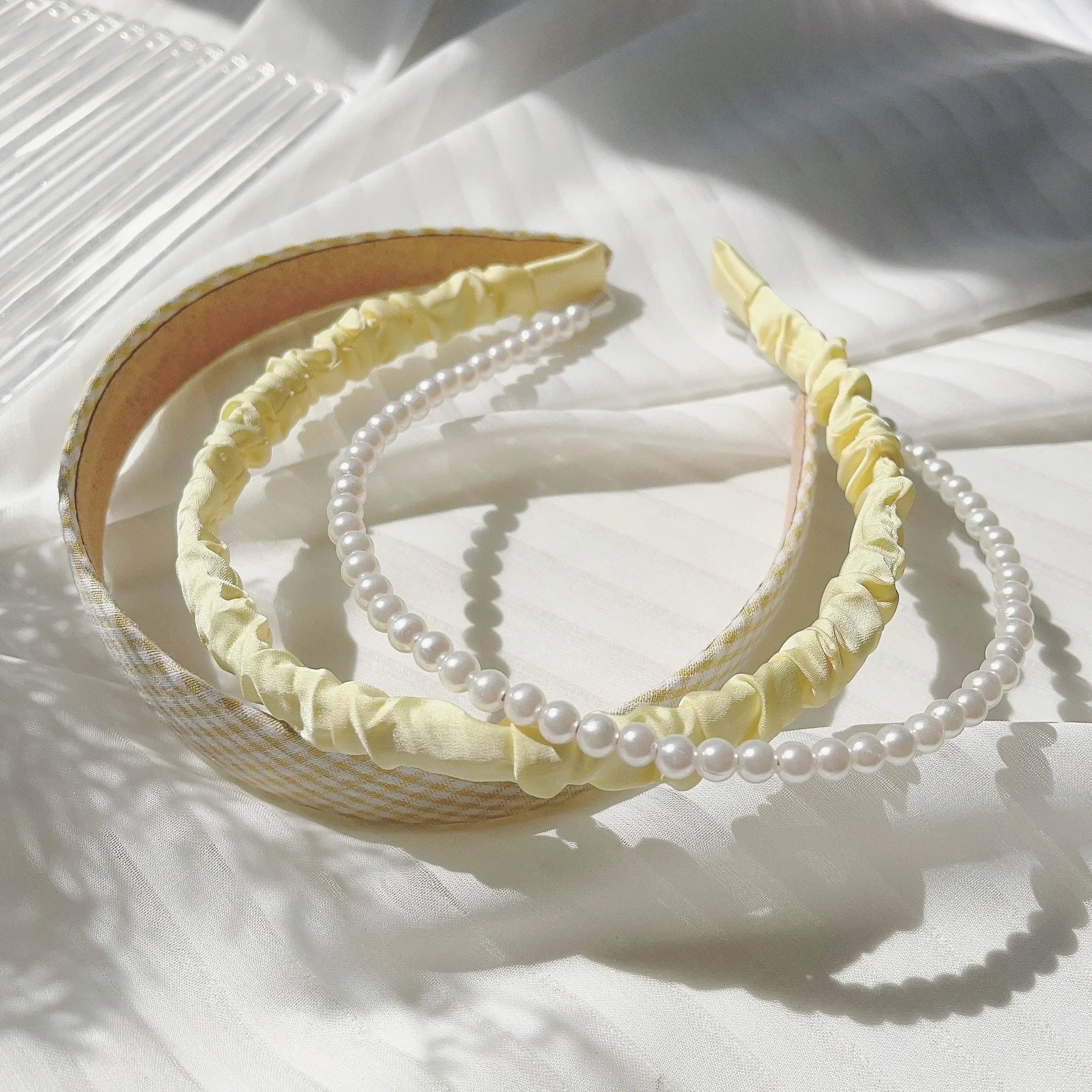 Diadema de tela con perlas y flores para niña - imagen 5