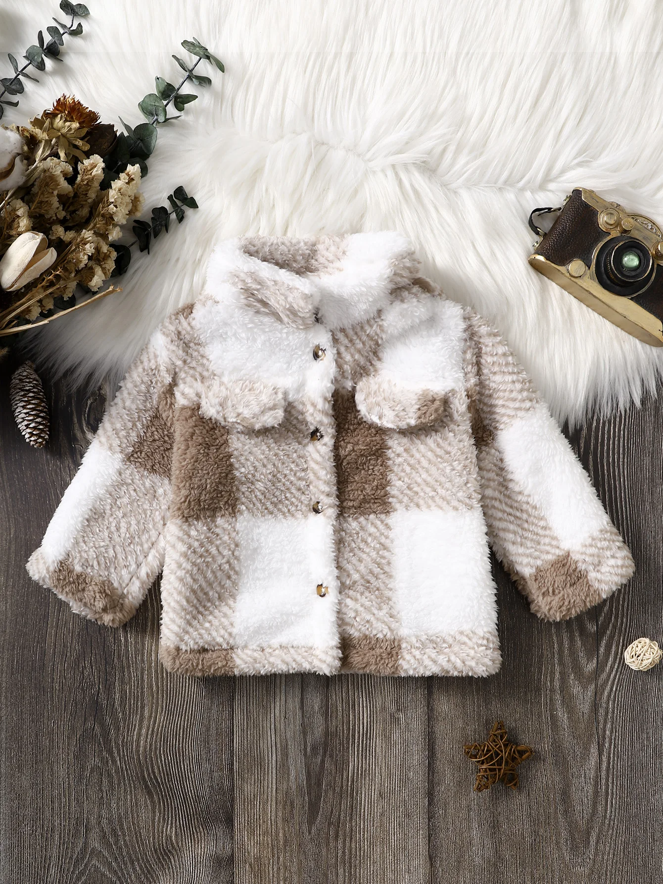 Detalle de la chaqueta de bebé con botones y estética casual