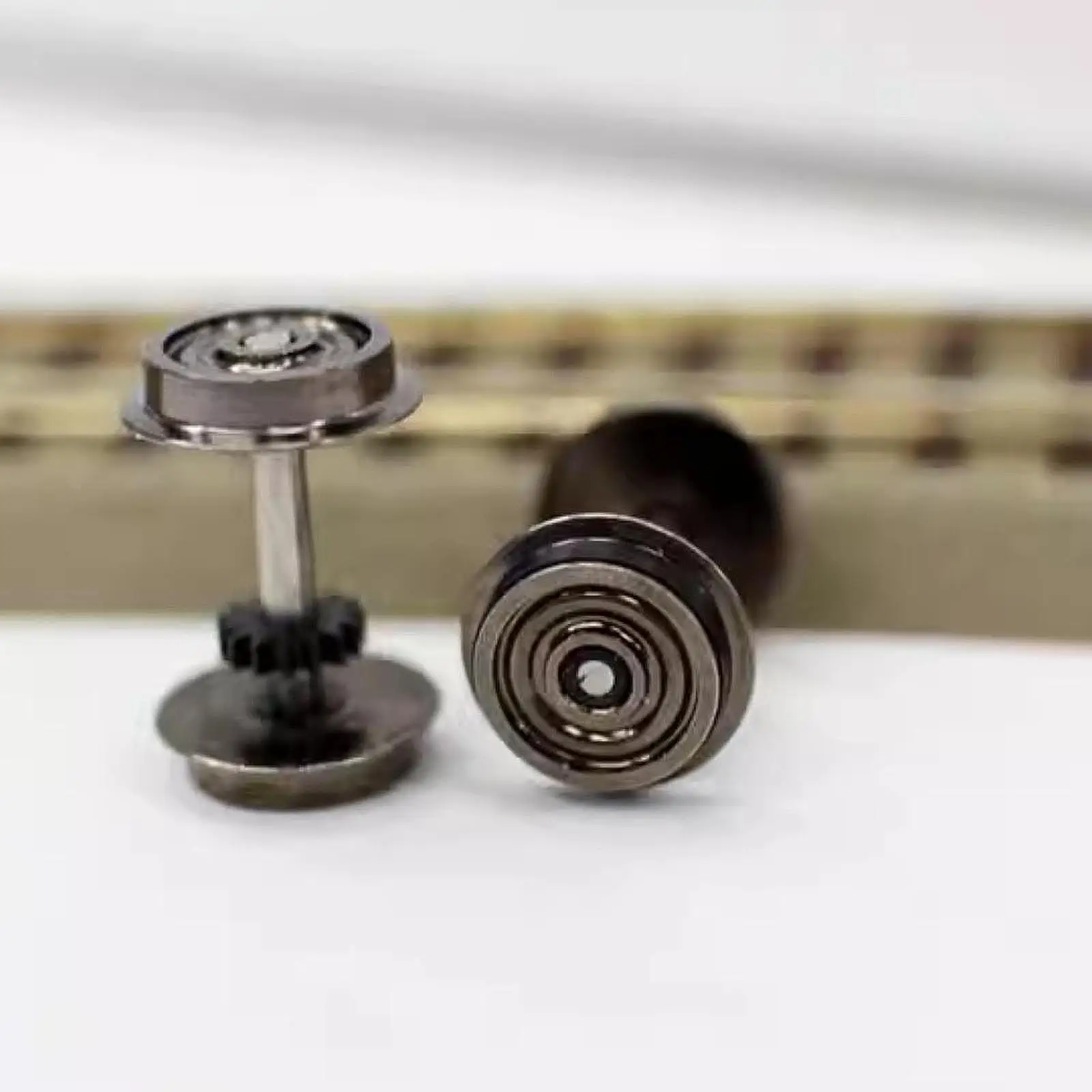 Ruedas metálicas para tren de modelismo de escala HO - imagen 3