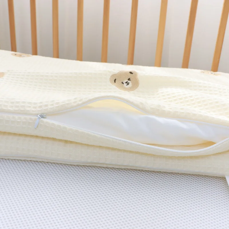 Protector de cuna acolchado con bordado oso y conejo - imagen 5