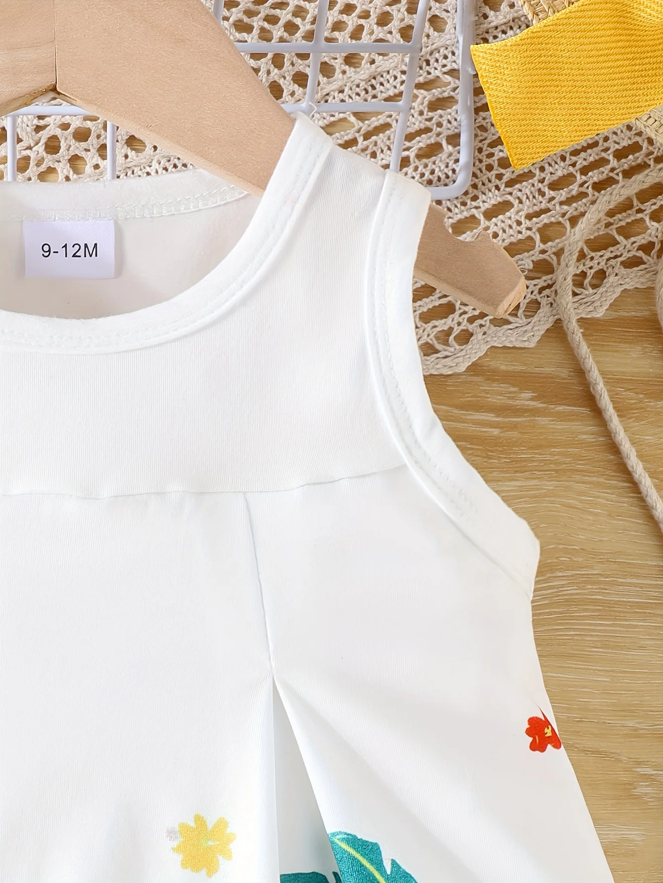 Vestido de verano para niña en contexto de juego
