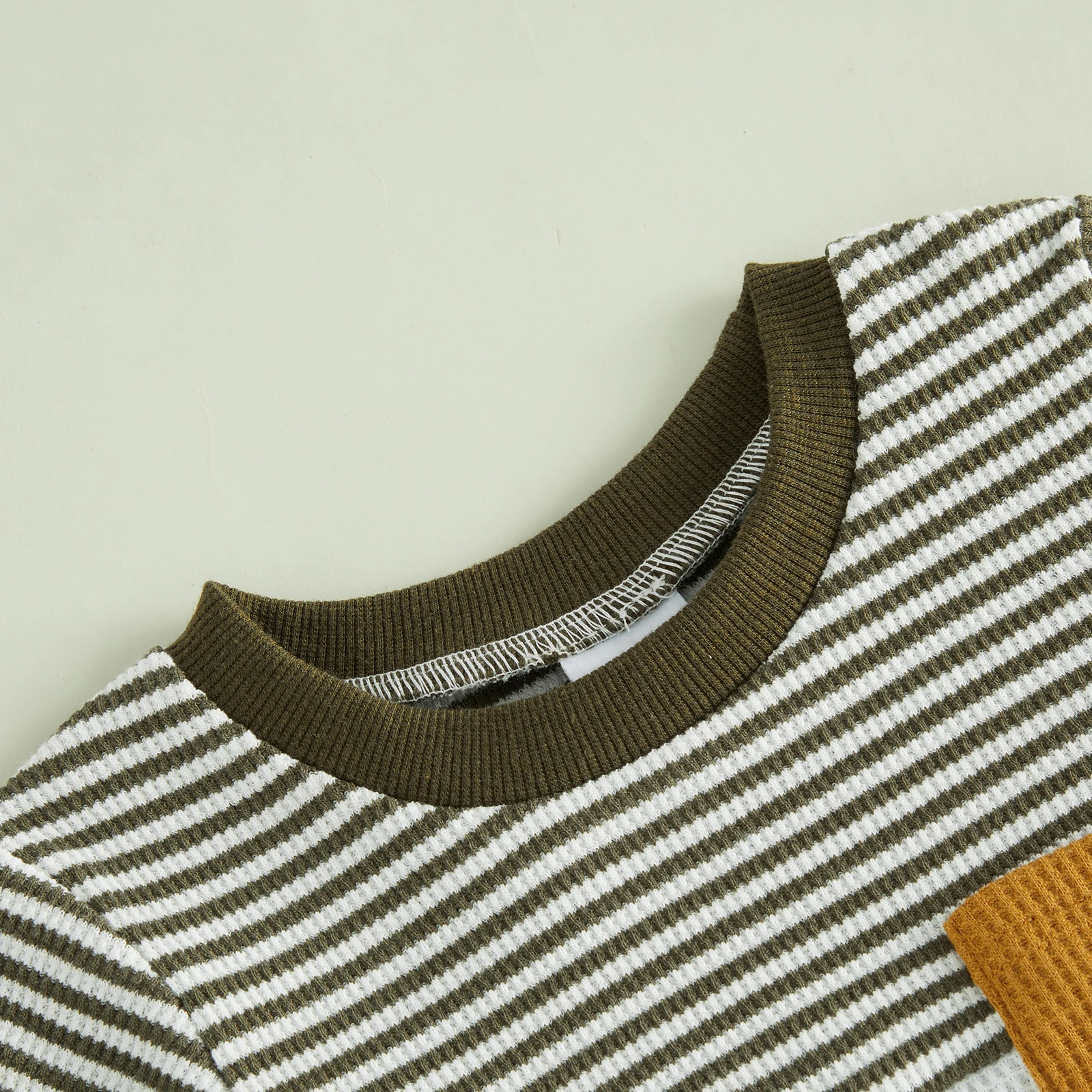 Conjunto de verano para niño: camiseta con bolsillo y pantalón corto - imagen 2