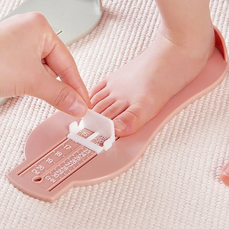 Medidor de pie para bebé con guía de tallas