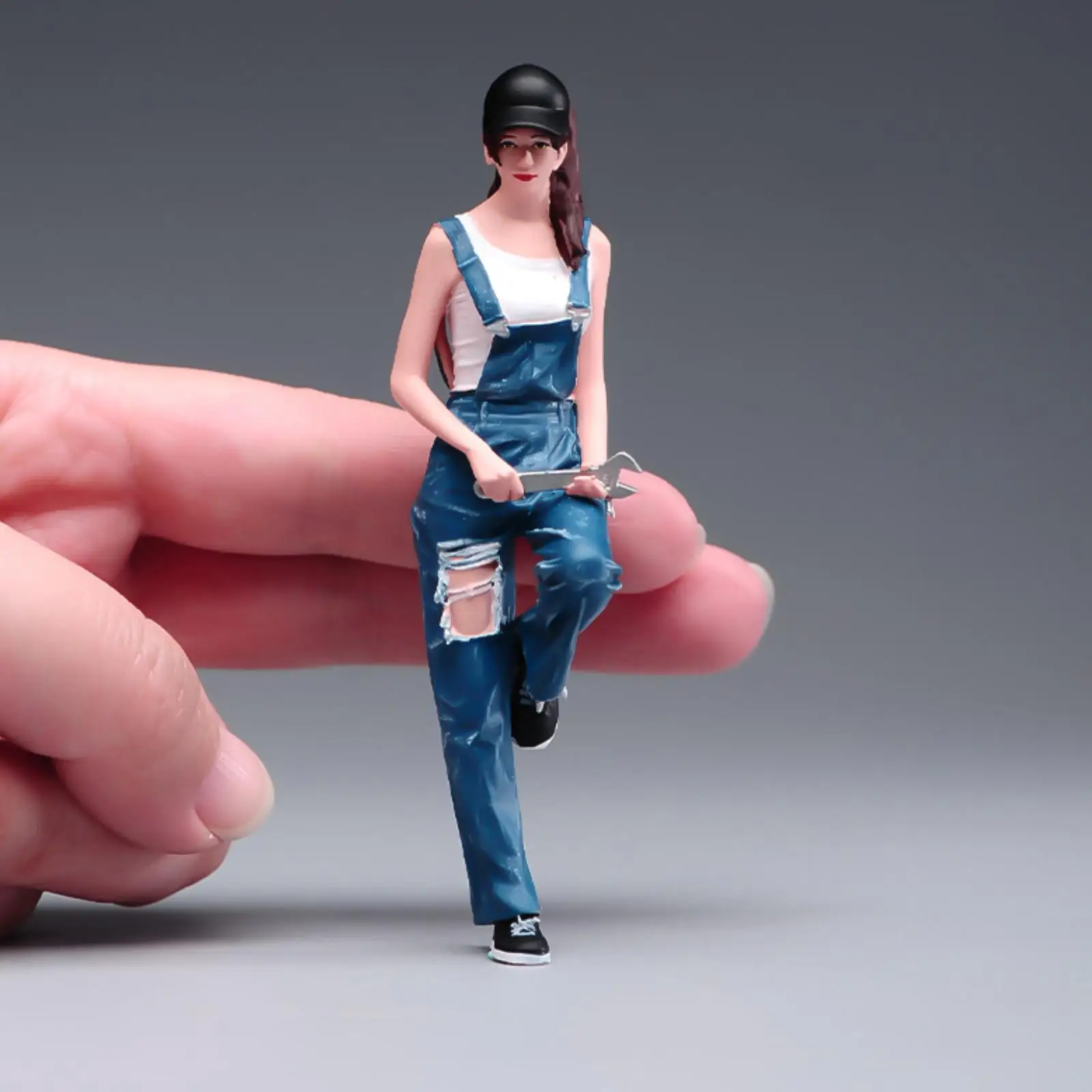 Figura 3D de mecánica automotriz femenina con overol - imagen 4
