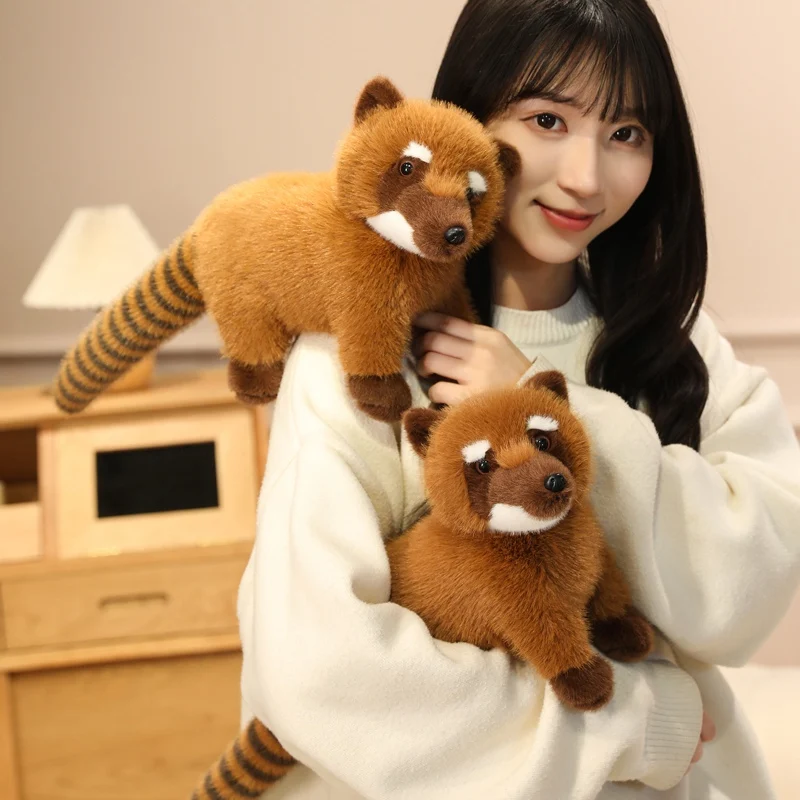Peluche sentado con aspecto realista