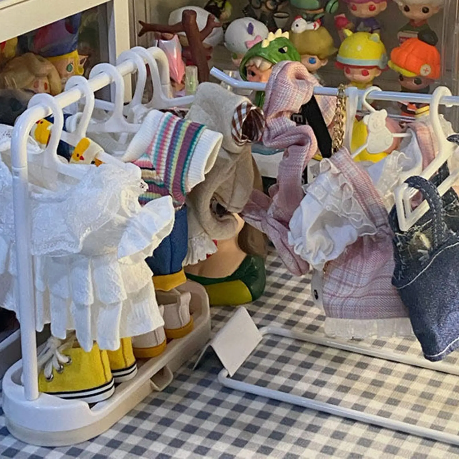 Perchero para casa de muñecas con soporte ropa en miniatura