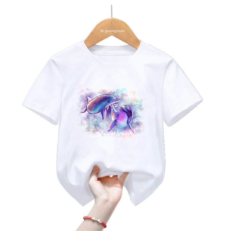 Niña llevando la camiseta con shorts vaqueros