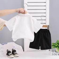 Ropa de verano para bebé: conjunto de camisa lisa y shorts