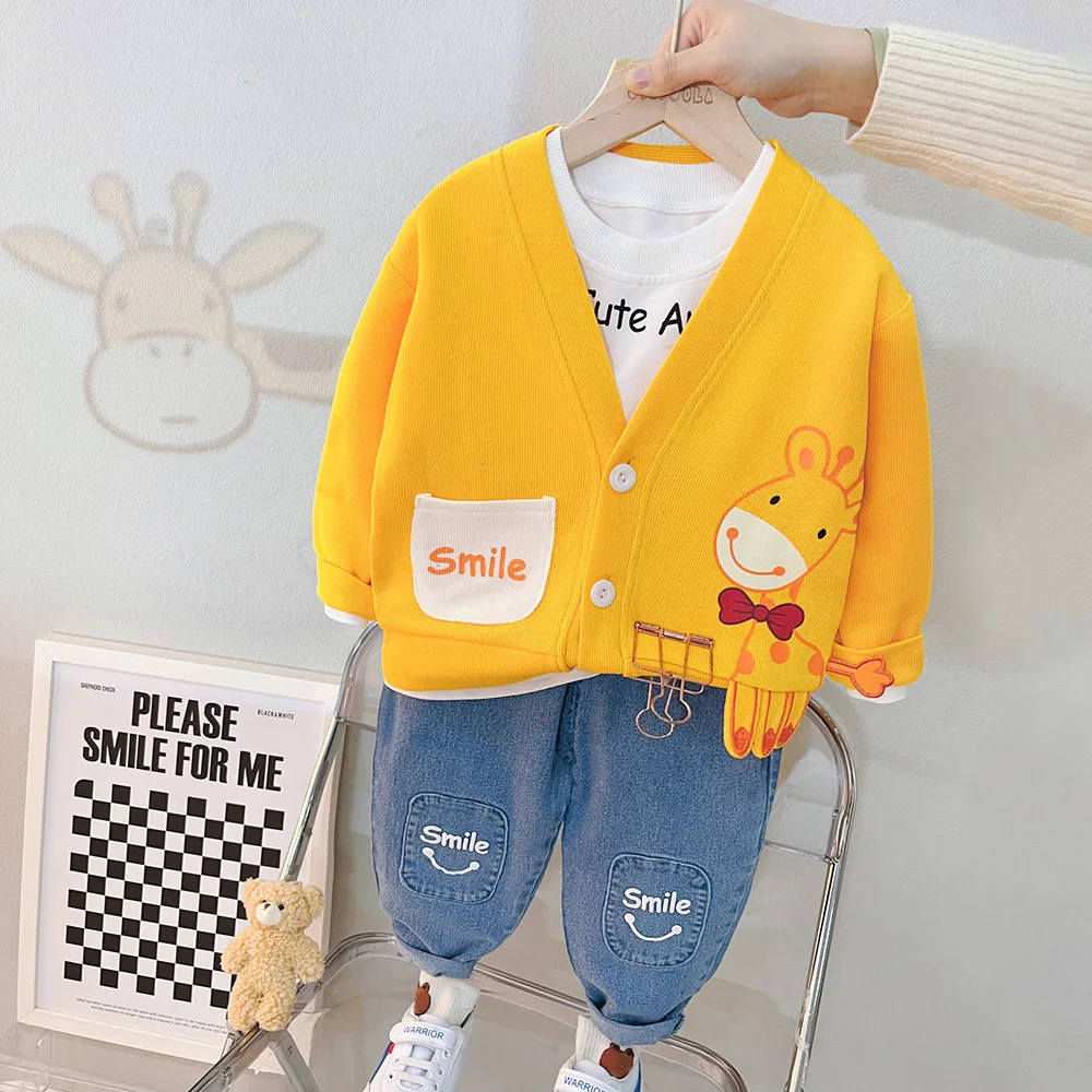 Niña vistiendo el conjunto completo de chaqueta, camiseta y pantalón