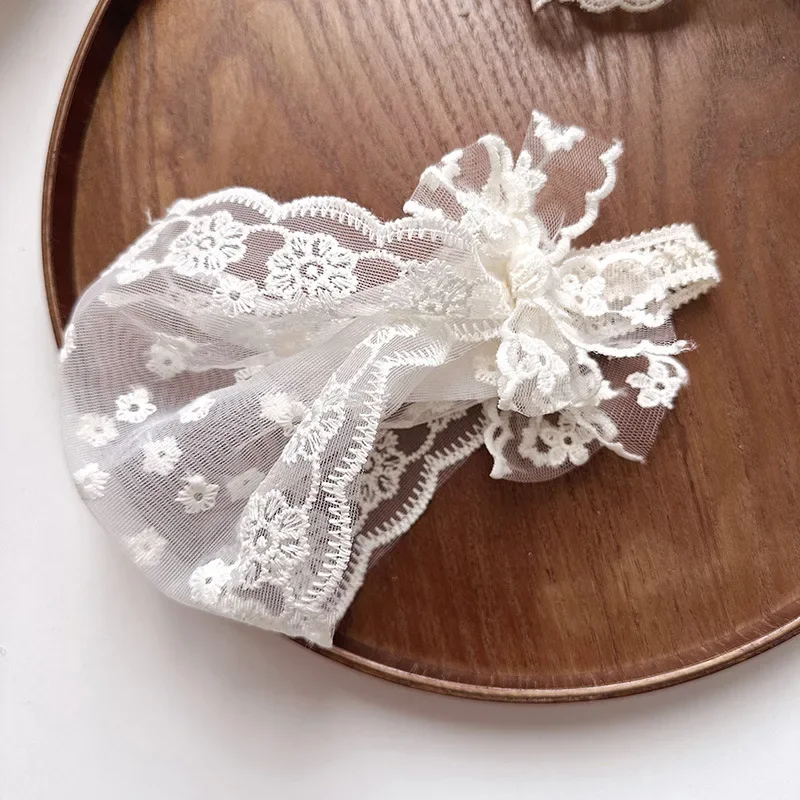 Diadema ancha encaje hueco para bebé con lazo flor blanca - imagen 5