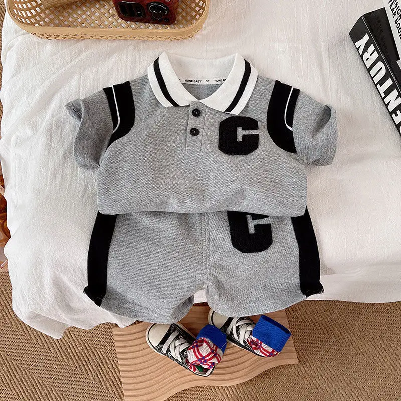 Niña con conjunto gris casual