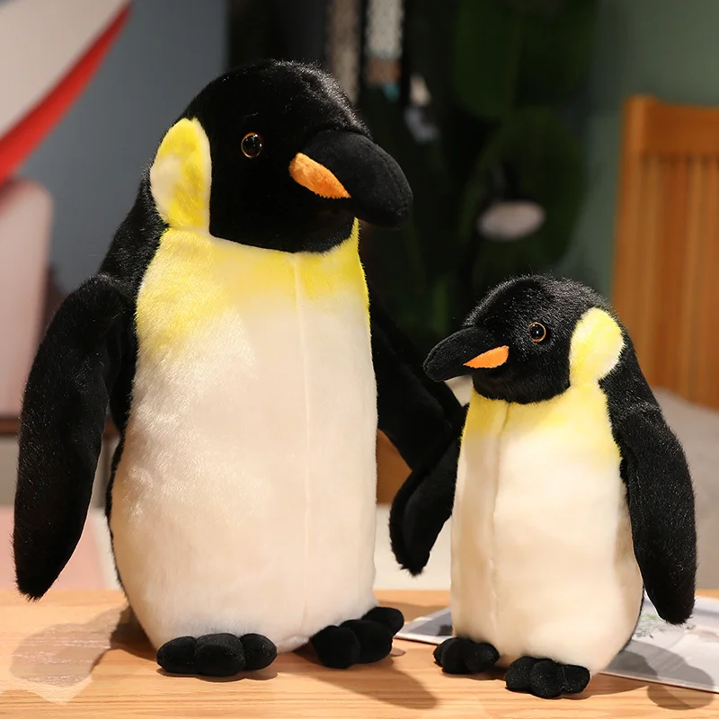 Peluche de pingüino en distintos ángulos