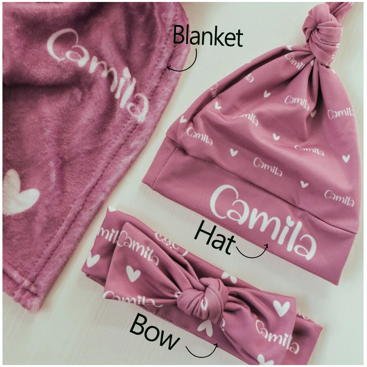 Detalle del gorro anudado de jersey con nombre personalizado