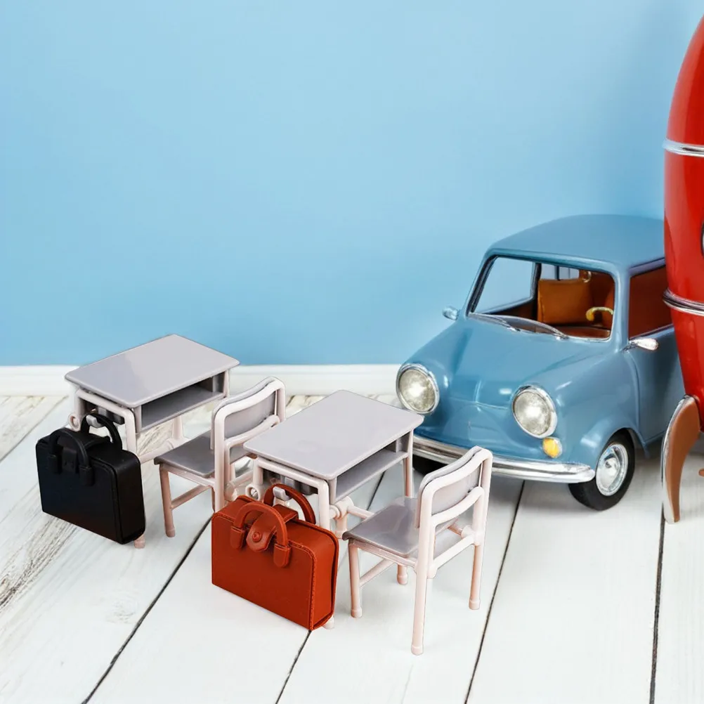 Casa de muñecas: escritorio y sillas realistas en miniatura