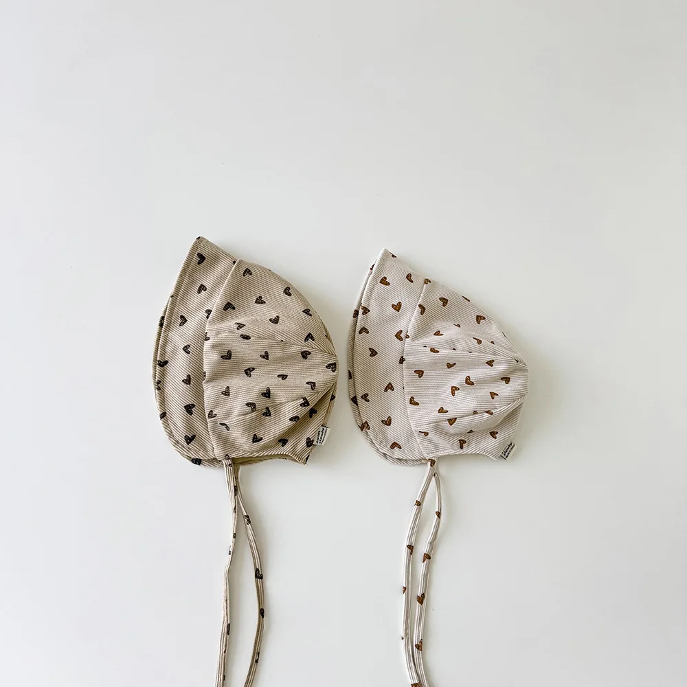 Gorro de bebé con lazo de corazón