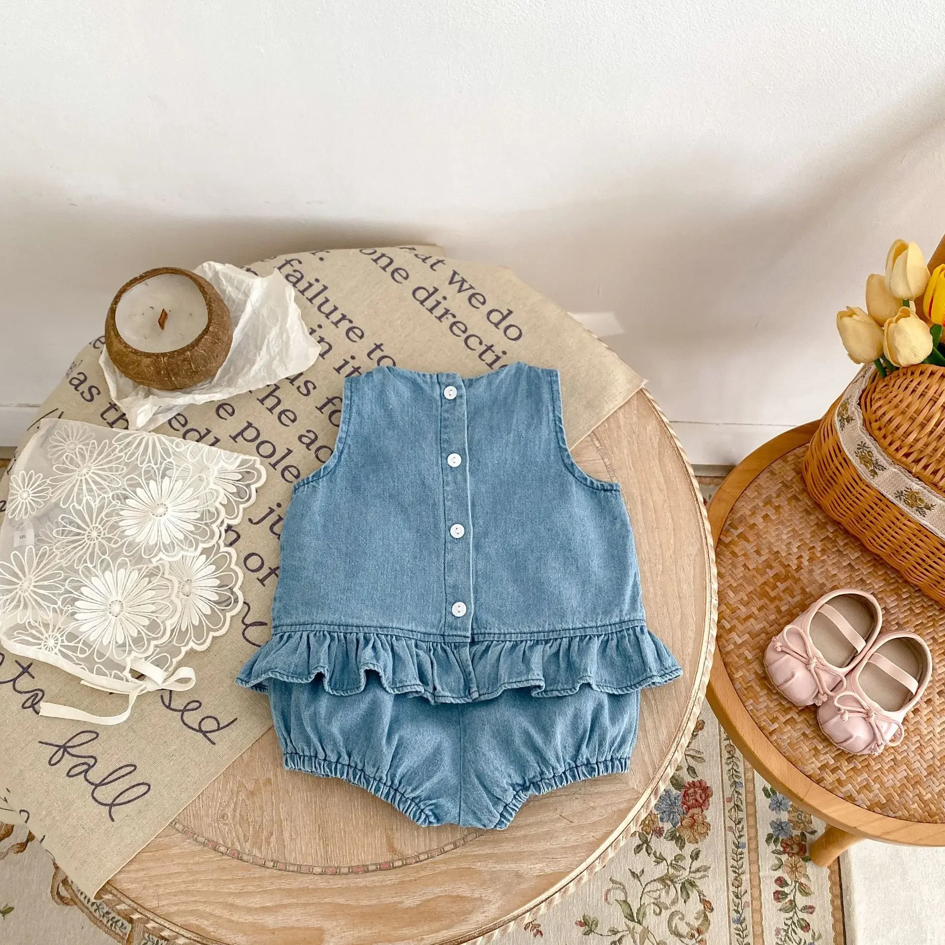 Conjunto vaquero bordado para niña con top sin mangas y bombachos - imagen 4