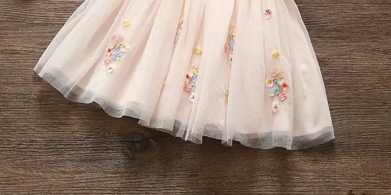 Niña con el vestido veraniego