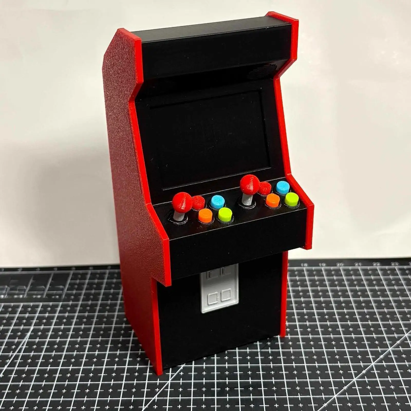 Figura de arcade en miniatura rojo y negro para diorama