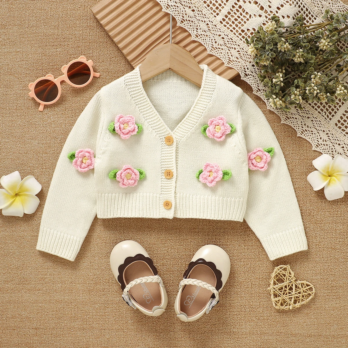 Detalle del tejido de punto y estampado floral