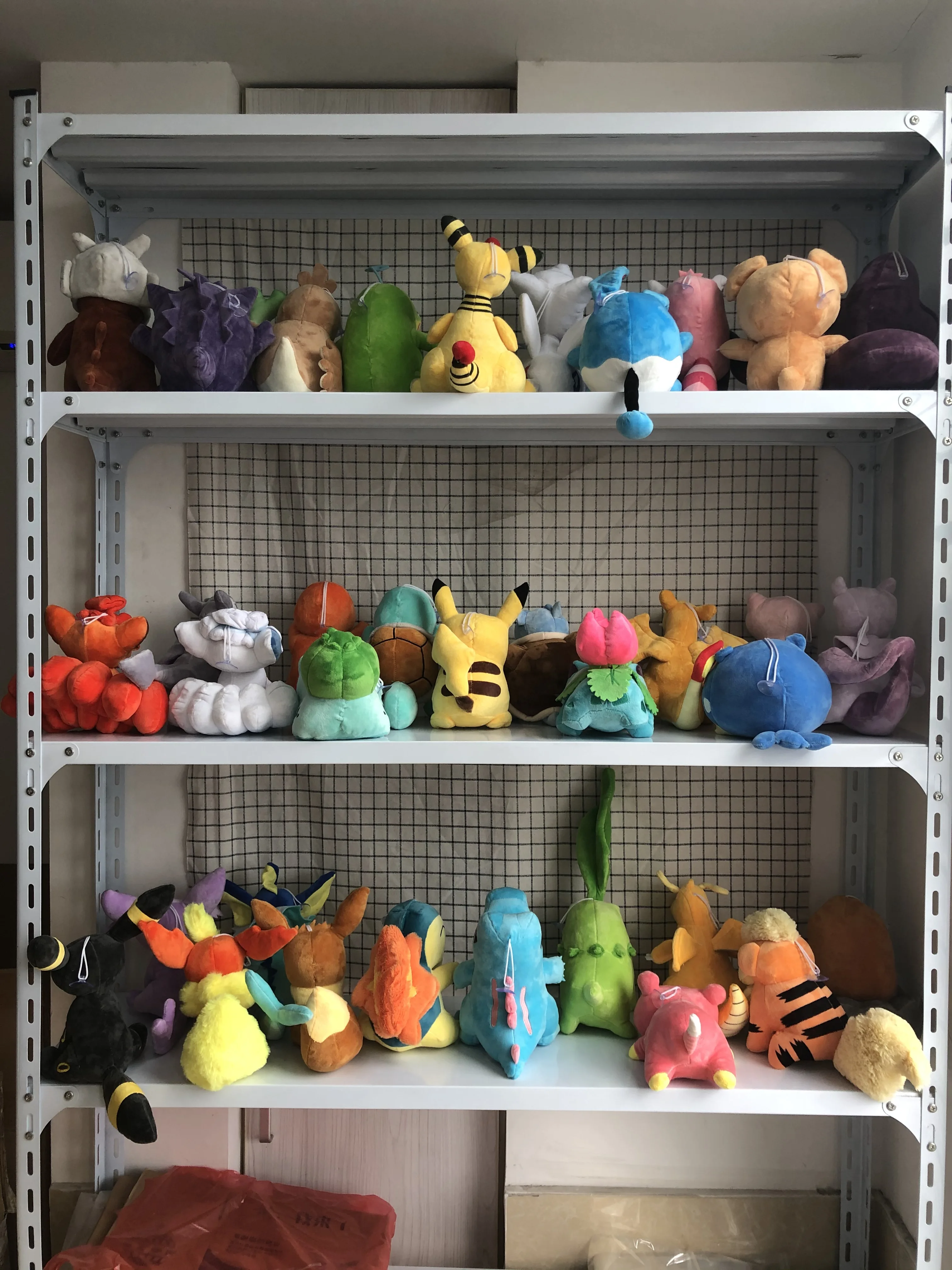 Personajes tipo Pokémon en peluche