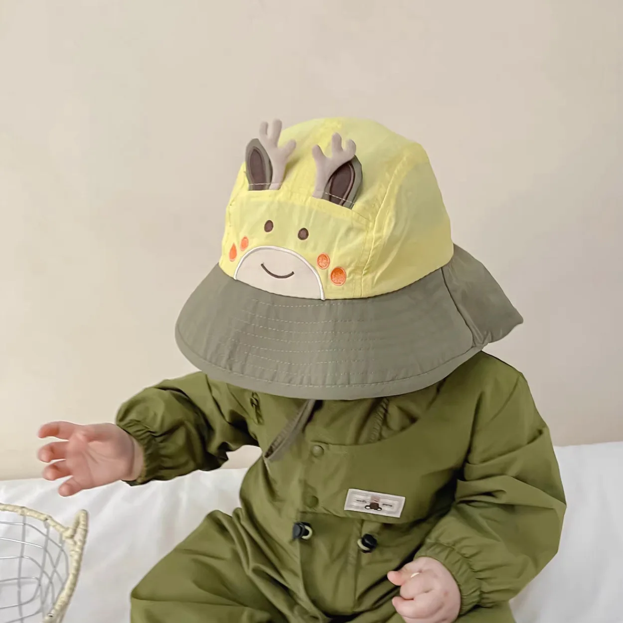 Vista del tejido y forma del gorro de pesca infantil