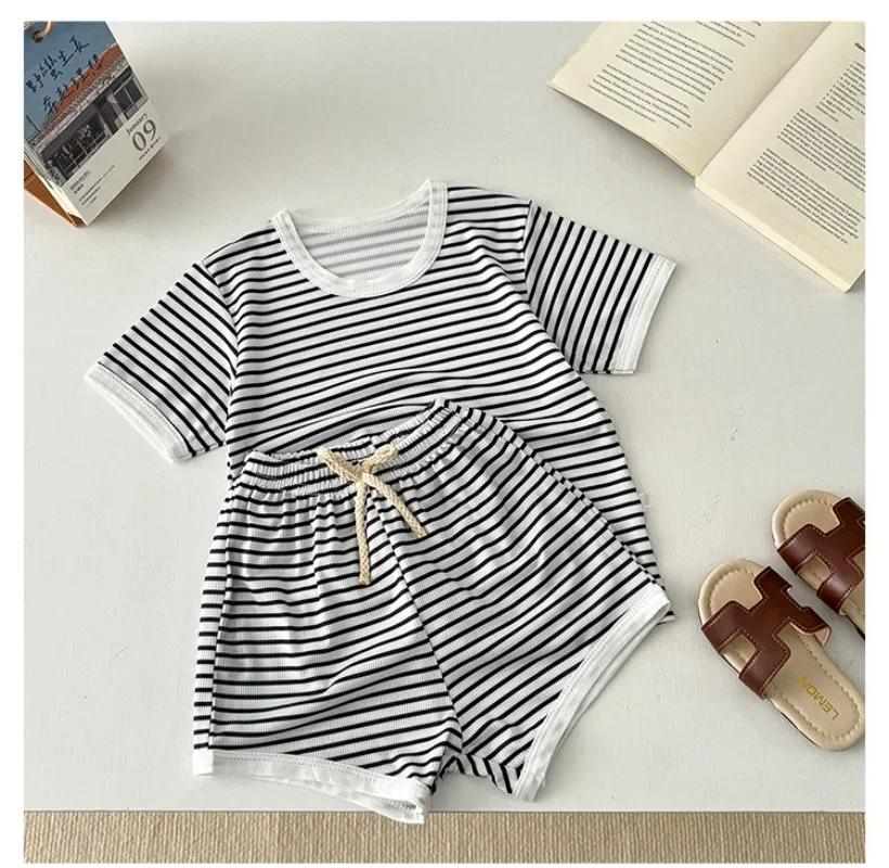 Conjunto de verano infantil camiseta a rayas y pantalón corto