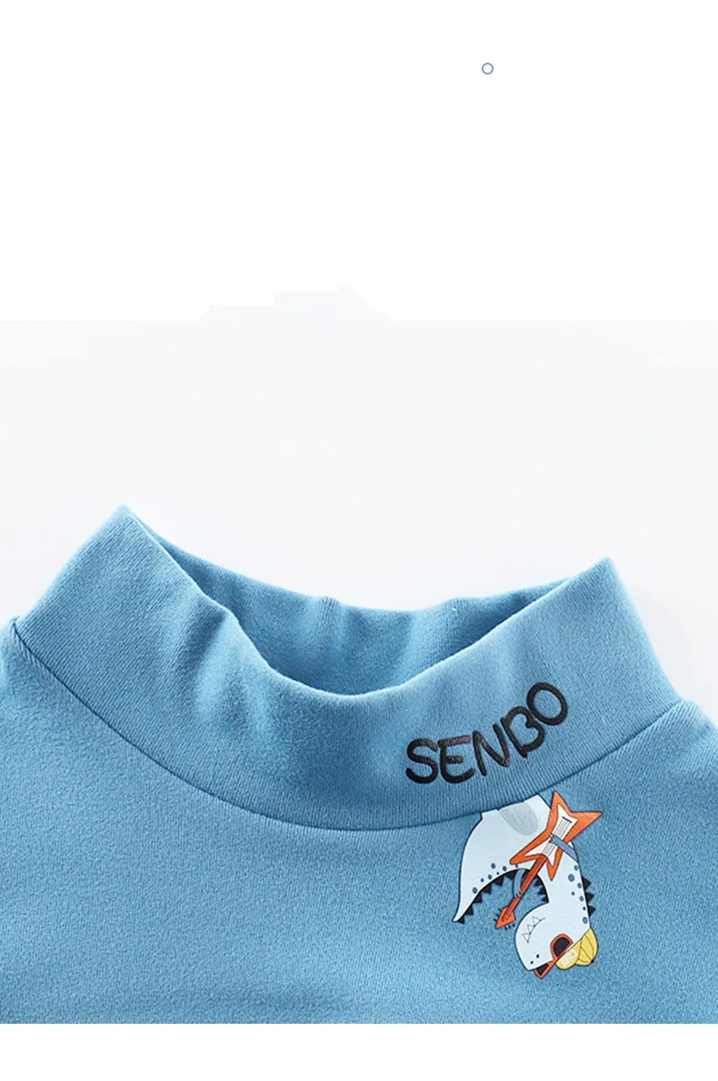 camiseta infantil cuello alto en uso cotidiano