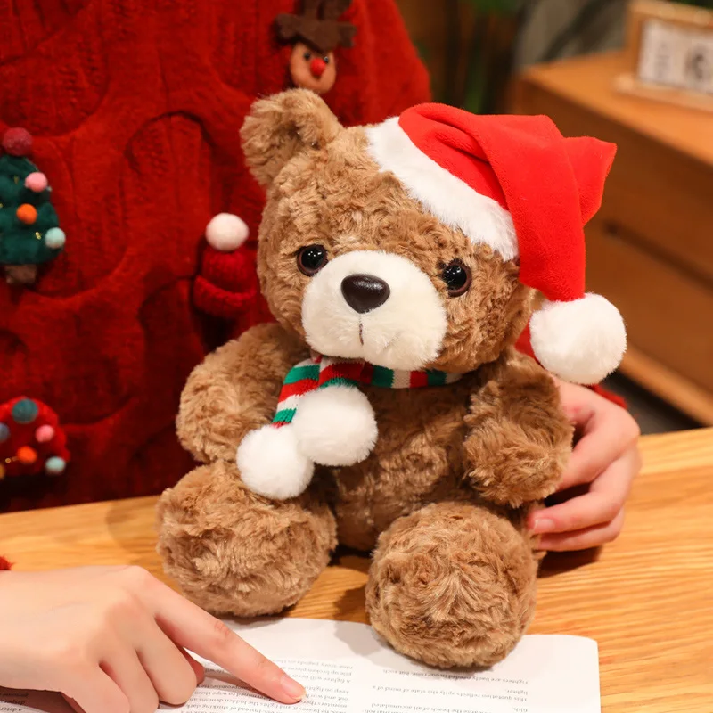 Oso de peluche sentado con vestimenta navideña