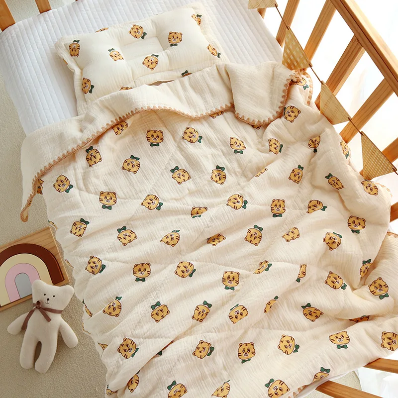 Detalle del estampado de oso sobre fondo cuadriculado