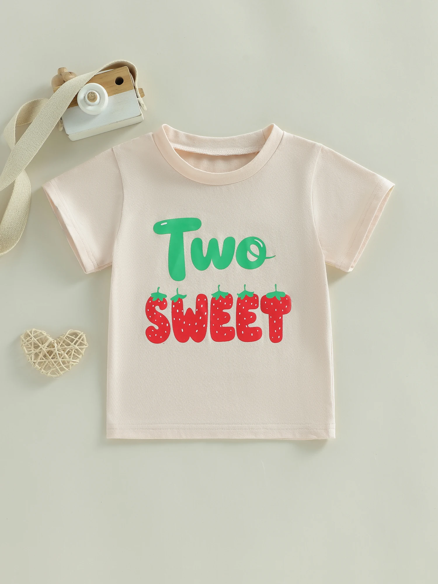 Camiseta infantil letras en diseño veraniego