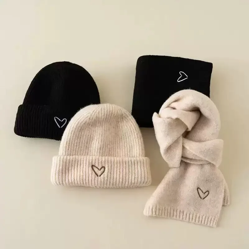 Gorro tejido con bufanda y corazón bordado cálida para bebé - imagen 3