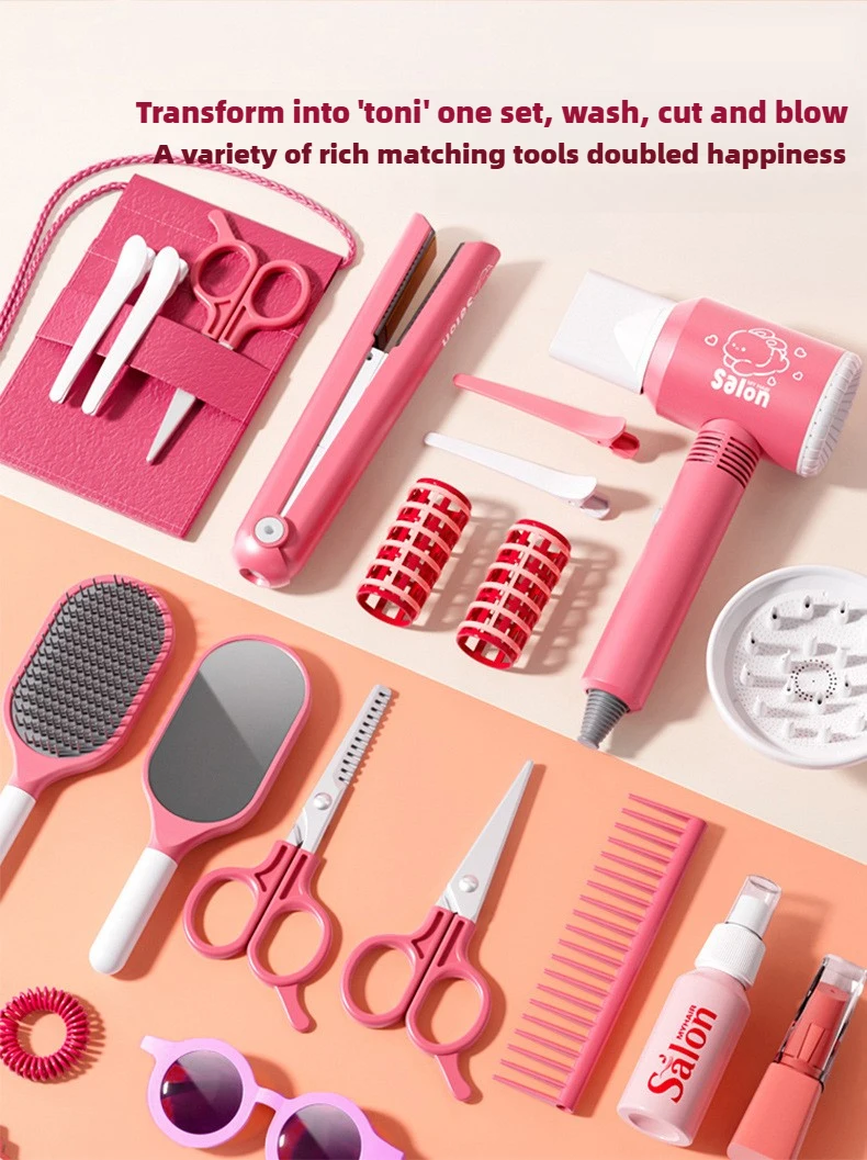 Niña jugando con el kit de peluquería y maquillaje