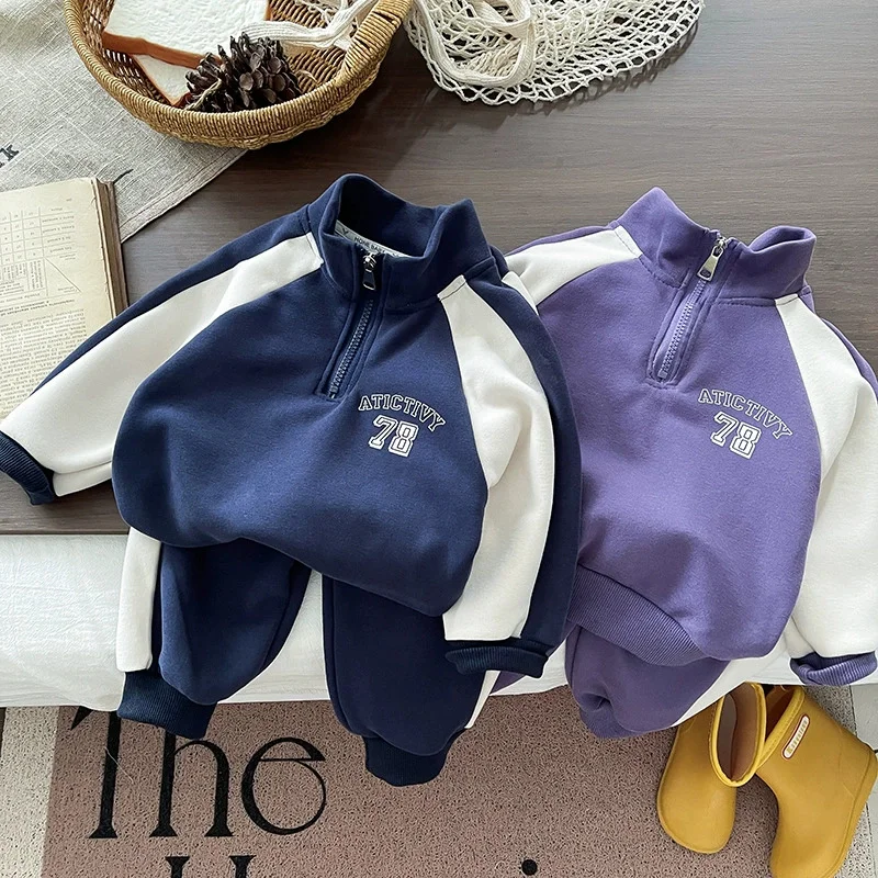 Conjunto infantil de chaqueta tipo béisbol y pantalón deportivo