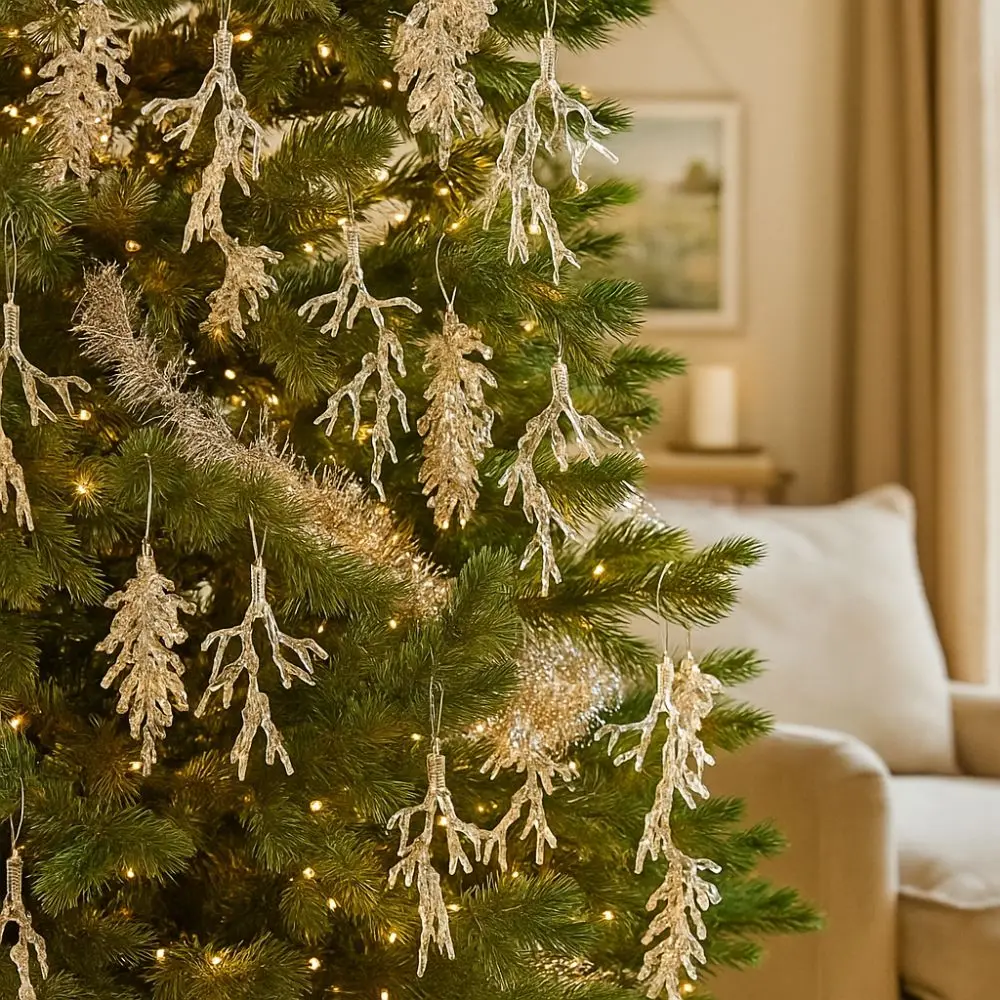 Detalle del colgante navideño con brillo y hojas