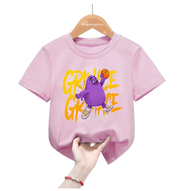 Detalle pompón en camiseta infantil