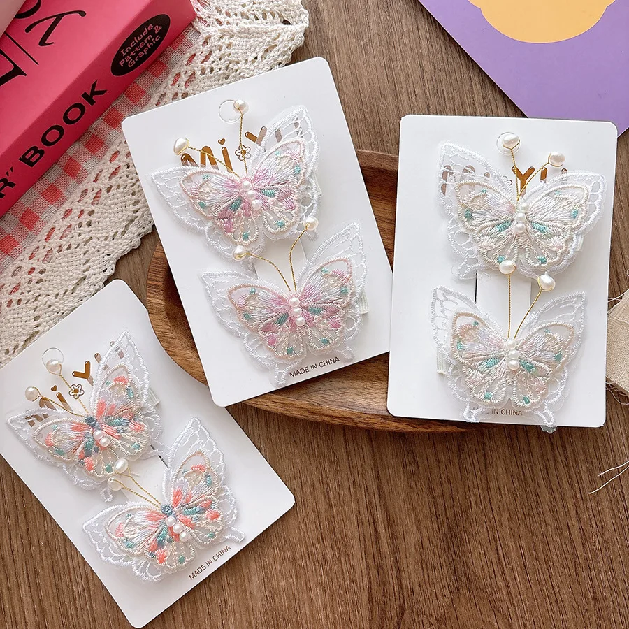 Detalle del bordado de mariposa en el clip