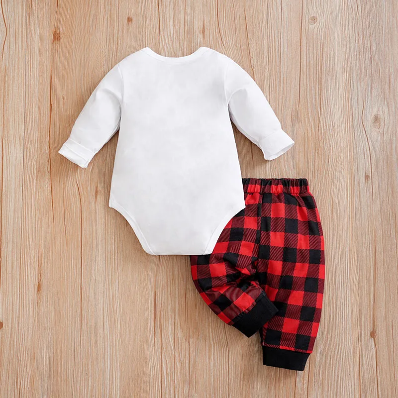Conjunto navideño para recién nacido – Pijama de cuadros con pajarita - imagen 2