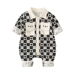 Pelele bebé unisex a cuadros con cuello tipo polo y oso suave