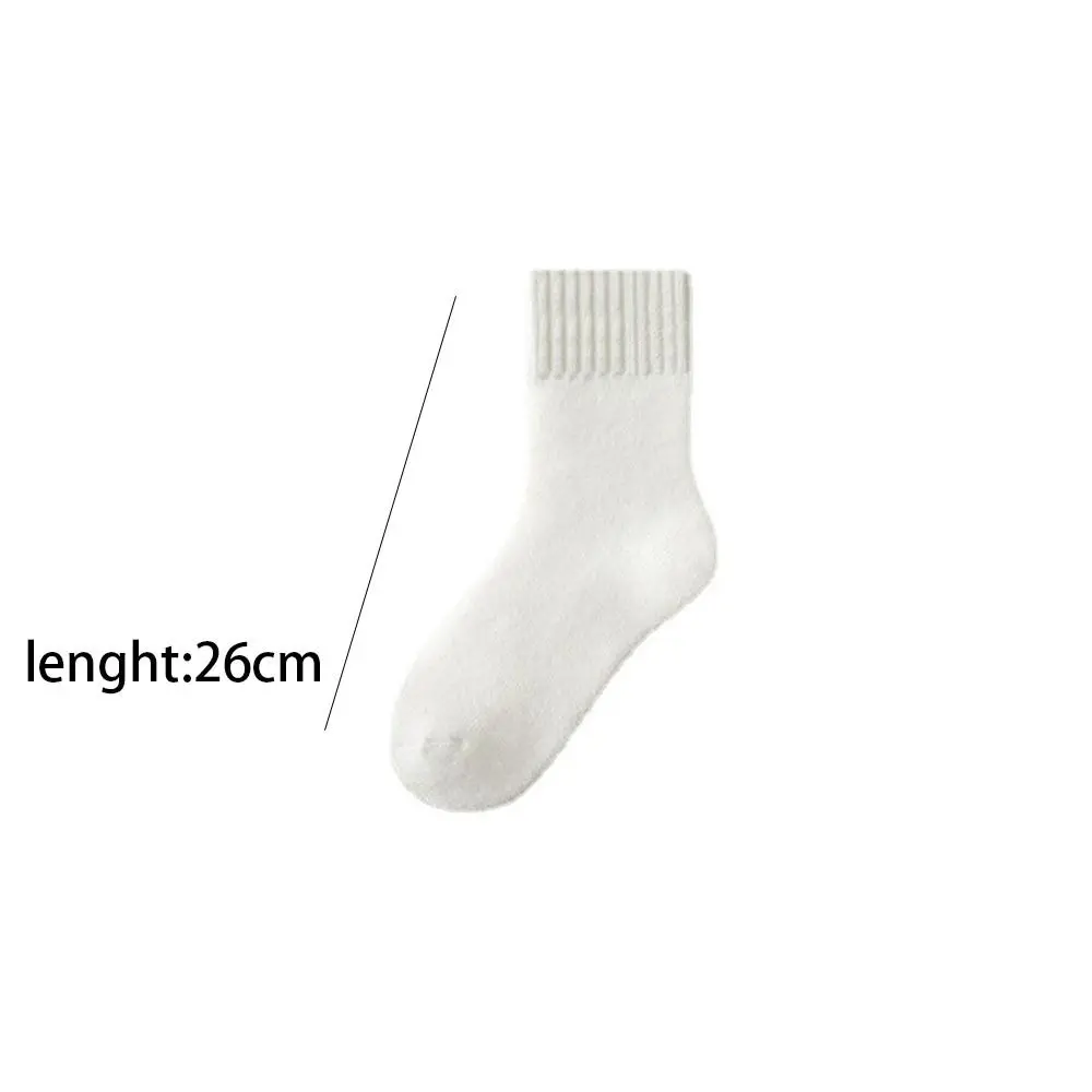 Calcetines blancos de tubo medio con textura suave