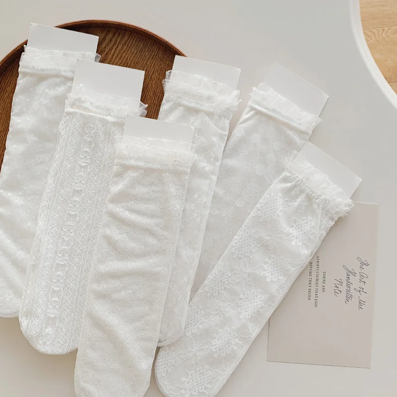 Calcetines de bebé altos blancos con encaje floral y volantes - imagen 4