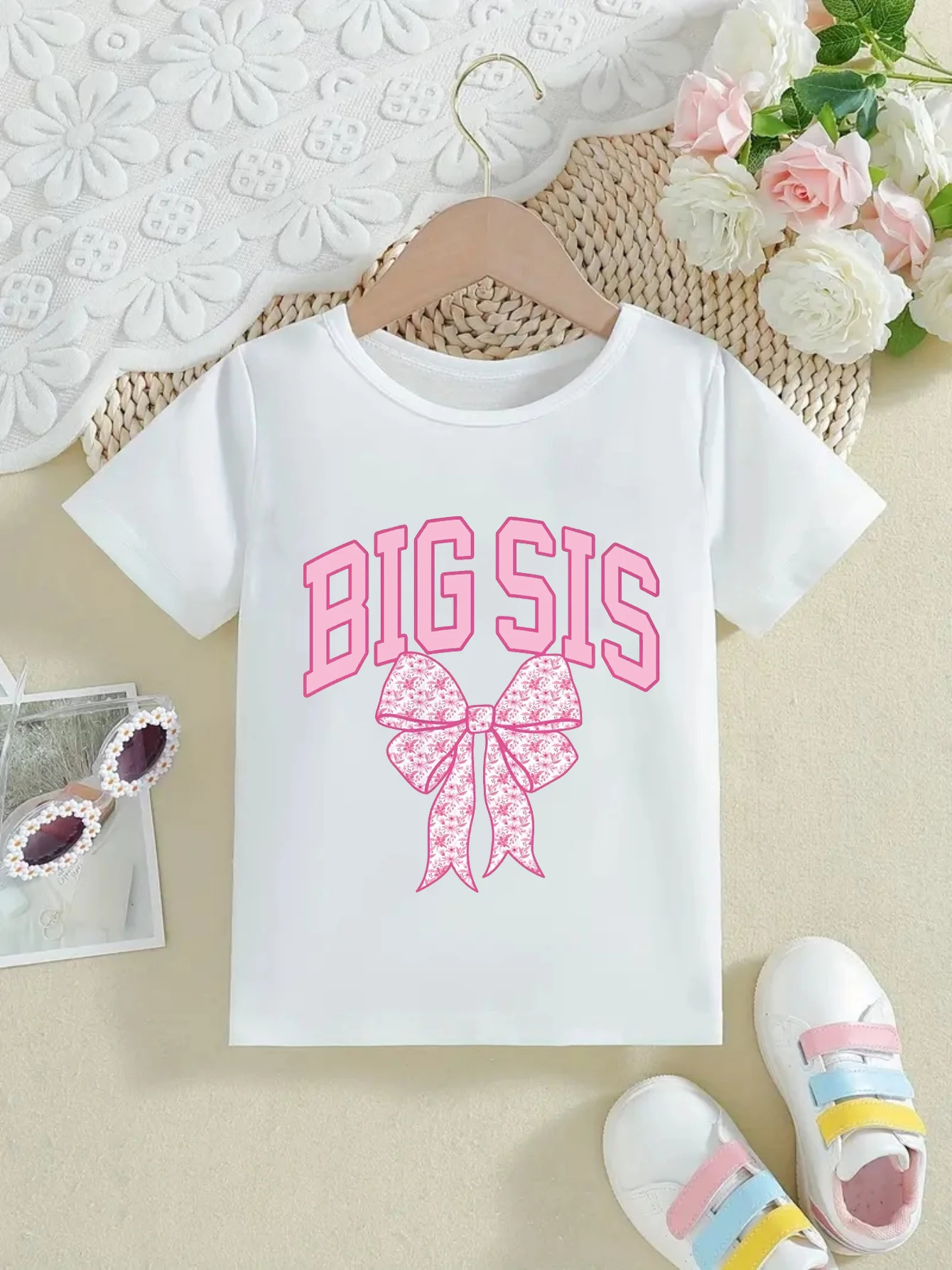Camiseta manga corta niña rosa con estampado gráfico de hermanas - imagen 3