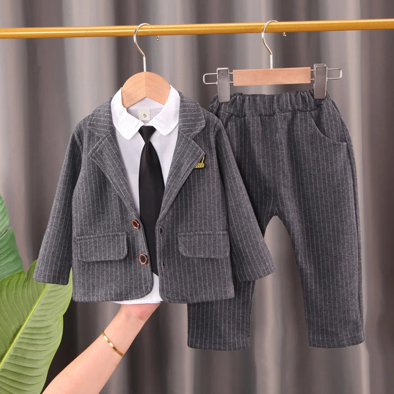 Detalle de las piezas del conjunto: abrigo, camisa y pantalones