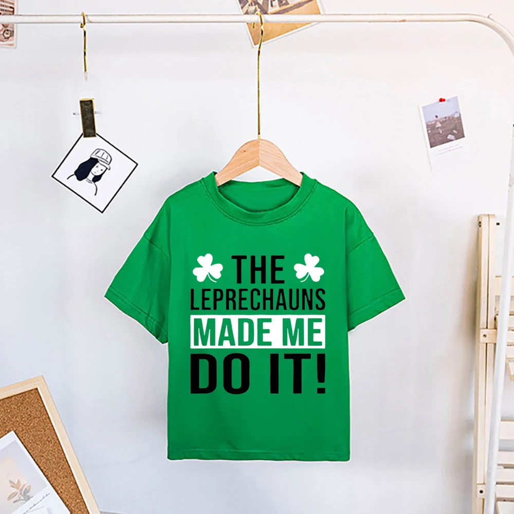 Variante de camiseta verde infantil con trébol