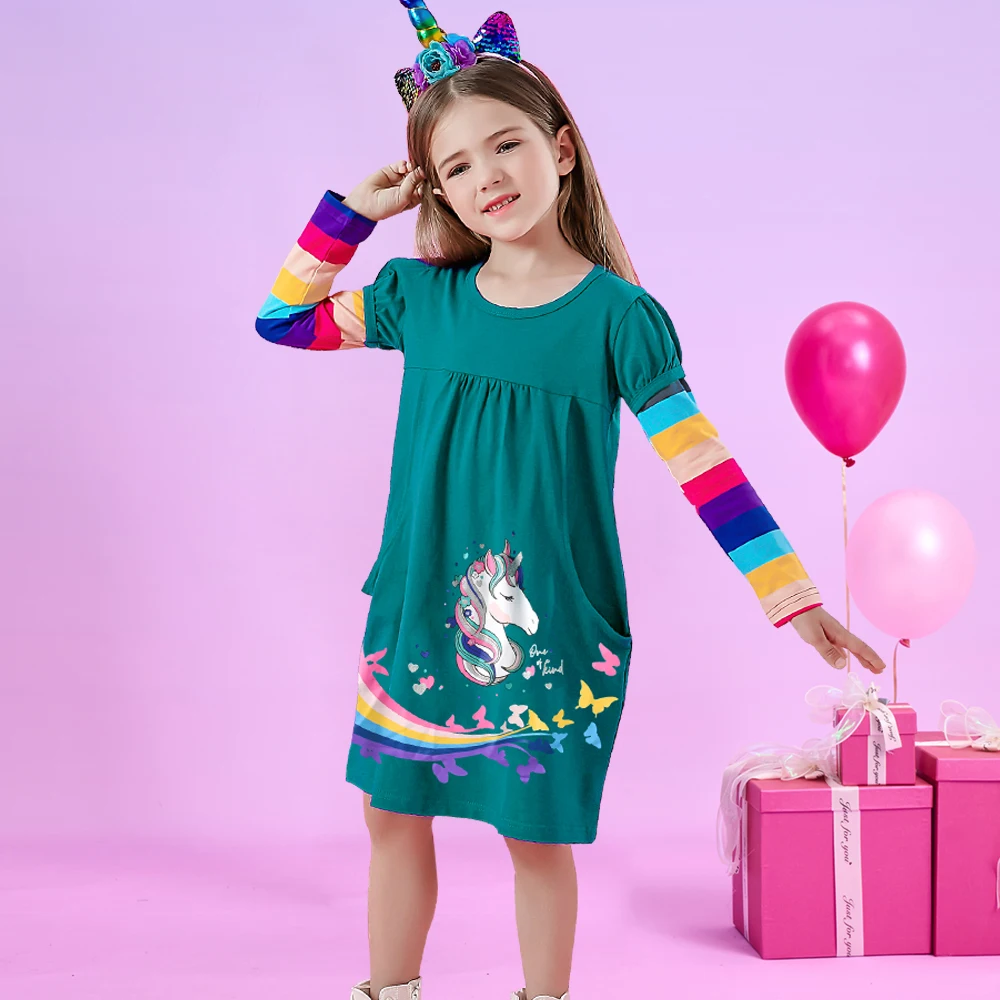 Detalle del estampado infantil y manga larga