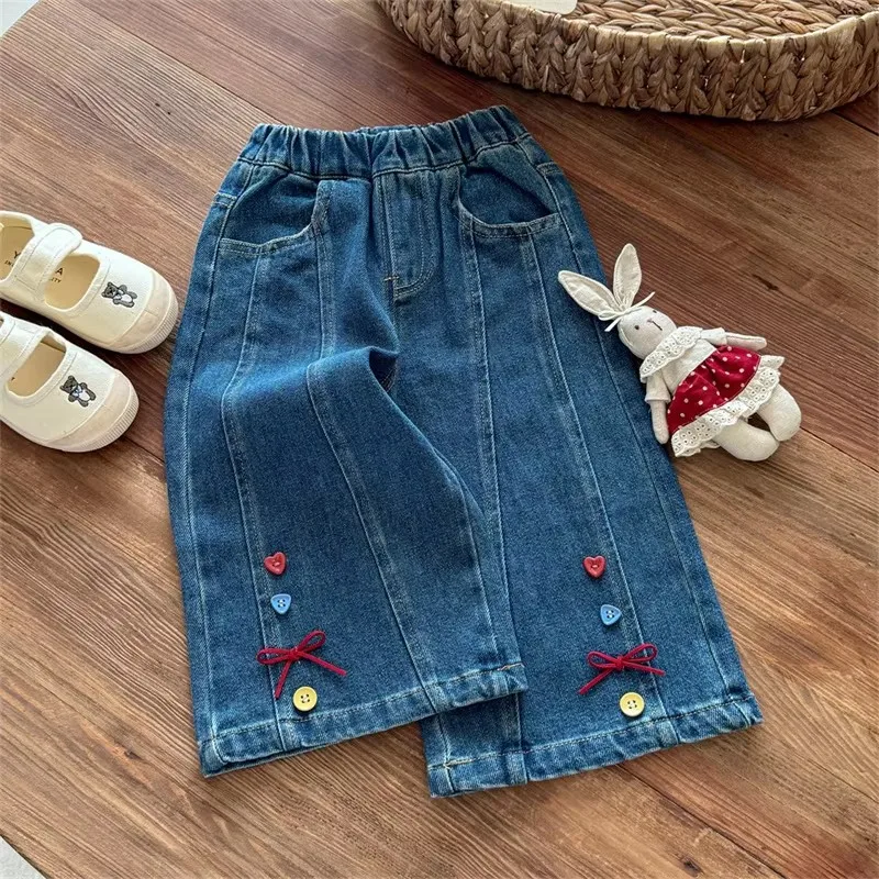 Pantalones casuales para niños en uso diario